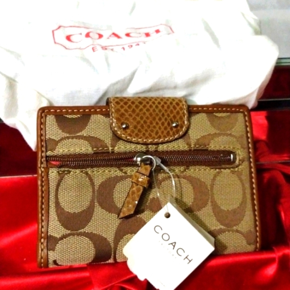 Coach Wallet 🛍️ Elegant Leather + Iconic COACH Logo Stunning 🎁 Gift NWT - Picture 5 of 6